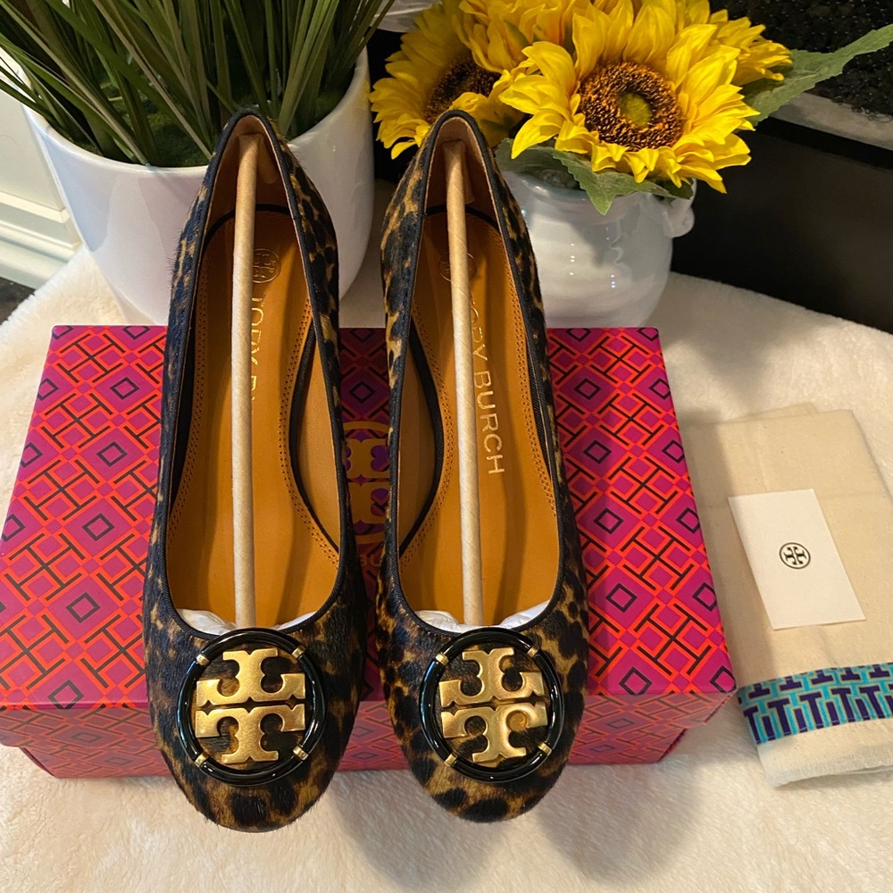 TORY BURCH MULTI-LOGO LEOPARD PUMP